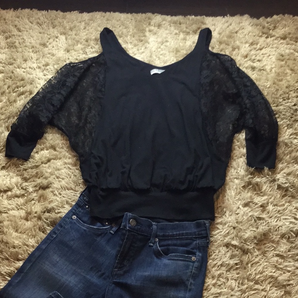 Beautiful Cold Shoulder Top - Picture 4 of 5